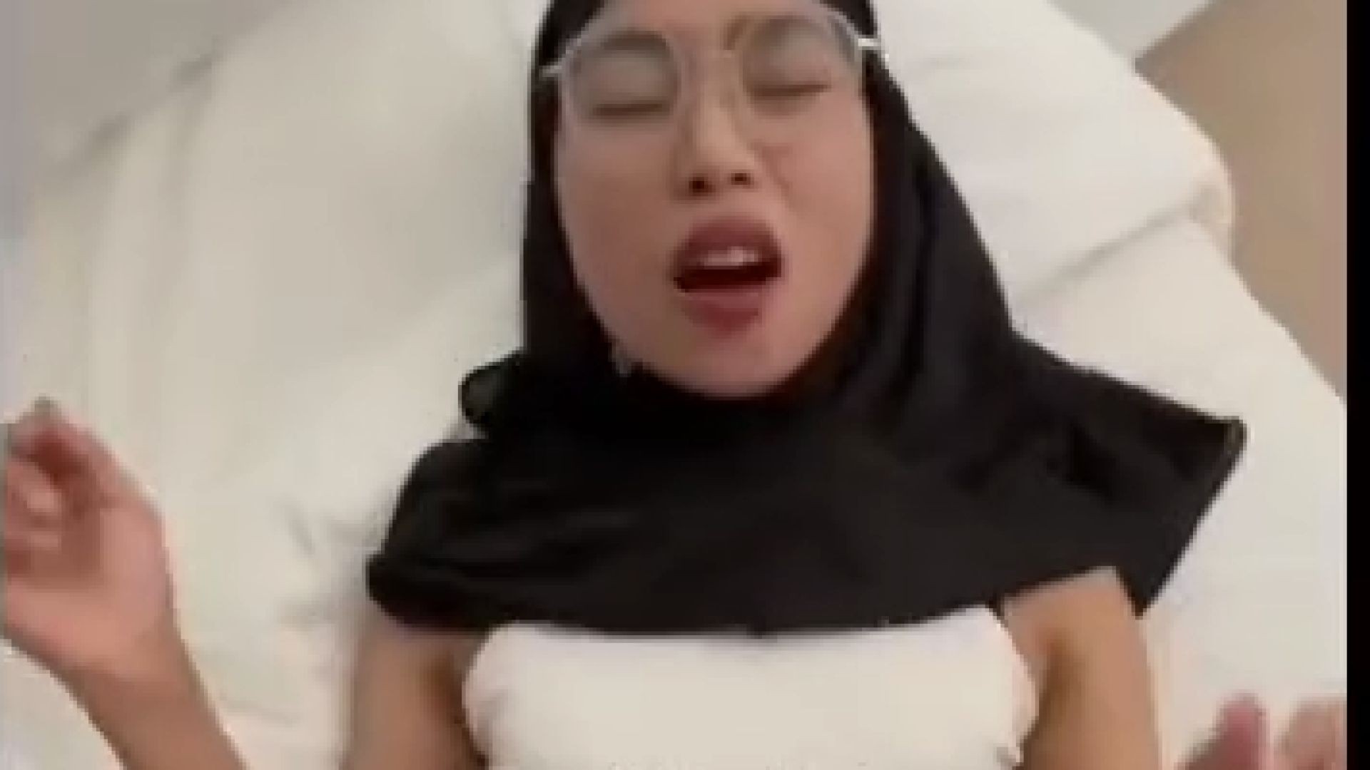 ABG Hijab memek mulus di boking OM-OM diHotel